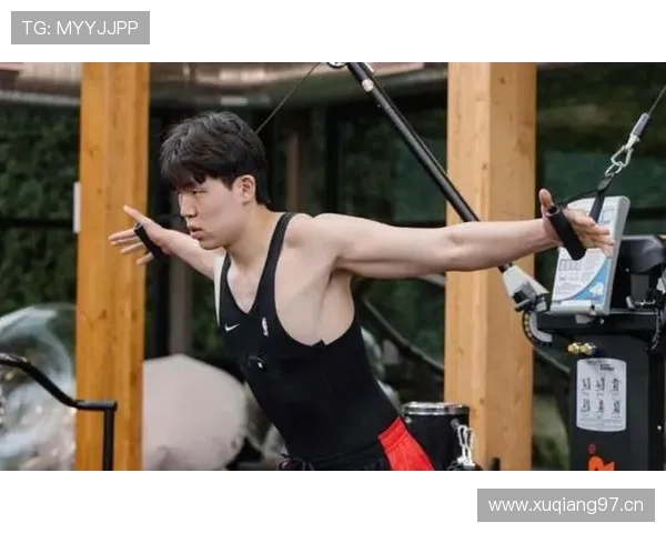 杨瀚森赛场上狂飙三分，家里却连个沙发都没买，真不知道这娃生活咋过的